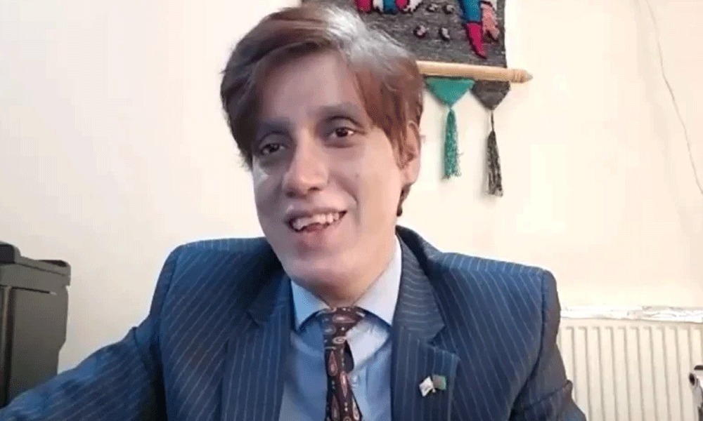 ইরানের রাজধানী তেহরানে সোমবার ইসরায়েলের হামলায় সেখানকার বাংলাদেশ দূতাবাসে কর্মরত কর্মকর্তাদের বাসভবনও আক্রান্ত হয়েছে। এর মধ্যে অন্তত একজন কর্মকর্তার বাড়িঘর ব্যাপকভাবে ক্ষতিগ্রস্ত হয়েছে। তবে হামলার সময় ওই কর্মকর্তা বাড়িতে না থাকায় প্রাণে বেঁচে গেছেন।