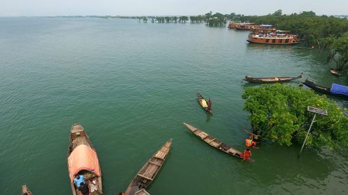 সুনামগঞ্জের টাঙ্গুয়ার হাওরের সংরক্ষিত এলাকায় হাউসবোট প্রবেশে নিষেধাজ্ঞা দিয়েছে জেলা প্রশাসন। প্রশাসনের পক্ষ থেকে জানানো হয়েছে, পরবর্তী নির্দেশ না দেওয়া পর্যন্ত হাওরের ওয়াচ টাওয়ার ও আশপাশের এলাকায় পর্যটকবাহী হাউসবোট চলাচল স্থগিত থাকবে।