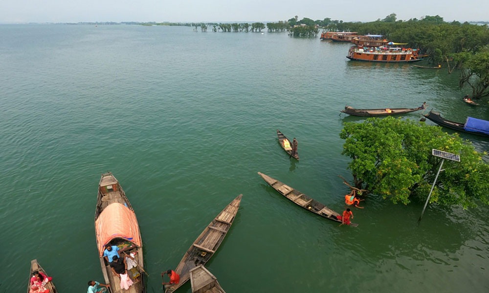 সুনামগঞ্জের টাঙ্গুয়ার হাওরের সংরক্ষিত এলাকায় হাউসবোট প্রবেশে নিষেধাজ্ঞা দিয়েছে জেলা প্রশাসন। প্রশাসনের পক্ষ থেকে জানানো হয়েছে, পরবর্তী নির্দেশ না দেওয়া পর্যন্ত হাওরের ওয়াচ টাওয়ার ও আশপাশের এলাকায় পর্যটকবাহী হাউসবোট চলাচল স্থগিত থাকবে।