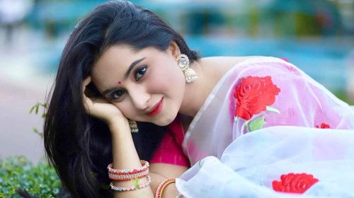 ছোট পর্দার অভিনেত্রী কেয়া পায়েল। একাধিক নাটকে অভিনয় করে দর্শকদের মনে জায়গা করে নিয়েছেন। ঈদে তিনি হাজির হয়েছেন একগুচ্ছ নাটক নিয়ে। সাড়াও পাচ্ছেন বেশ।