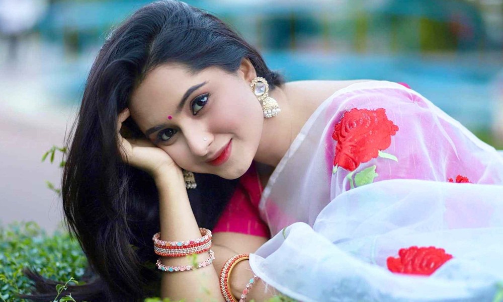 ছোট পর্দার অভিনেত্রী কেয়া পায়েল। একাধিক নাটকে অভিনয় করে দর্শকদের মনে জায়গা করে নিয়েছেন। ঈদে তিনি হাজির হয়েছেন একগুচ্ছ নাটক নিয়ে। সাড়াও পাচ্ছেন বেশ।