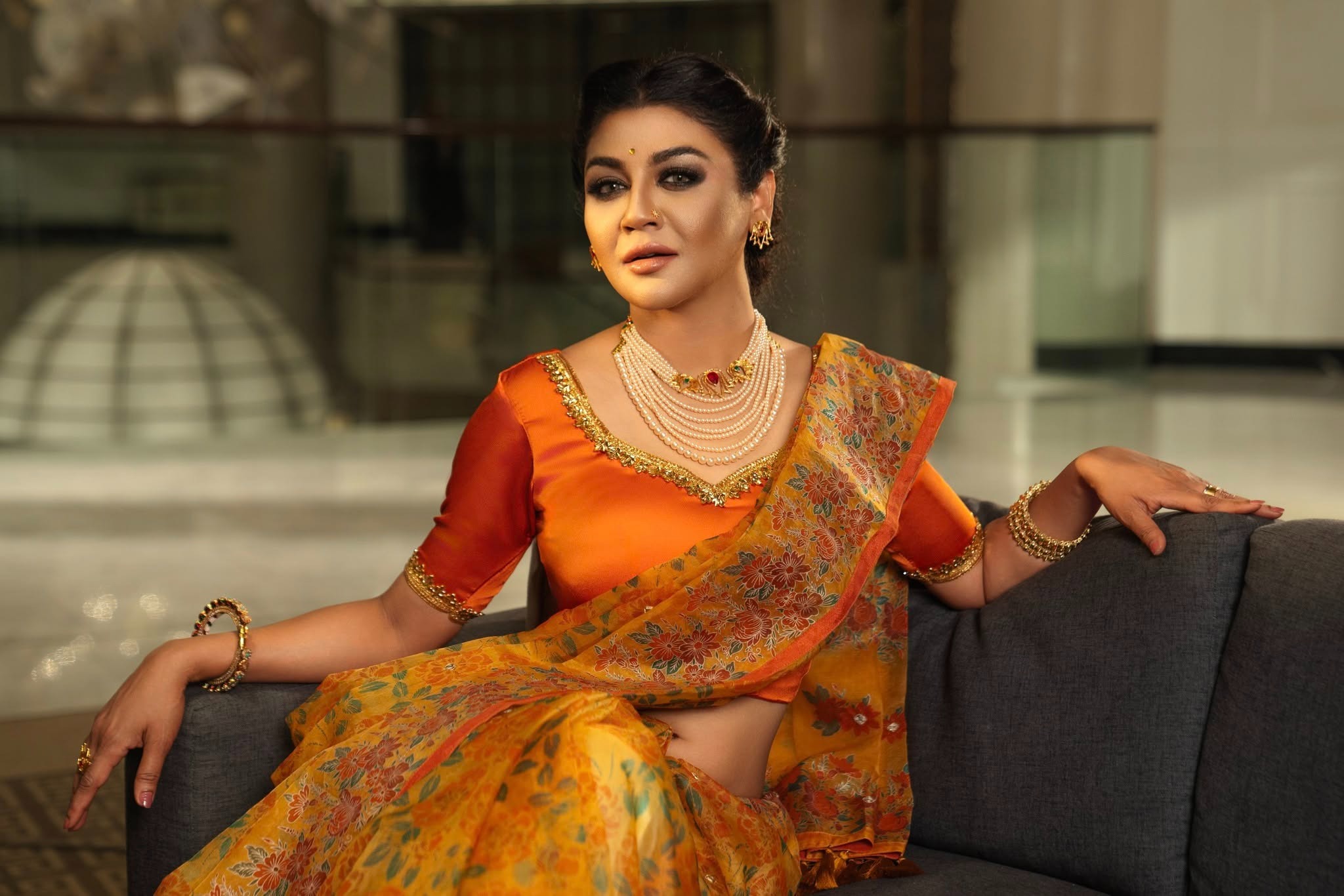 ঈদে একইসঙ্গে দুই সিনেমা নিয়ে পর্দায় হাজির হয়েছেন জয়া আহসান। ‘তাণ্ডব’ ও ‘উৎসব’ দুটি সিনেমা থেকেই পাচ্ছেন দারুণ সাড়া। ঈদের ছুটি কাটিয়ে ইতিমধ্যে অভিনেত্রী পাড়ি জমিয়েছেন কলকাতায়। সেখানে অংশ নিয়েছেন কৌশিক মুখার্জির ‘অর্ধাঙ্গিনী ২’ সিনেমার শুটিংয়ে। এছাড়াও সেখানে মুক্তি পেতে যাচ্ছে অভিনেত্রীর আরেক সিনেমা ‘ডিয়ার মা’।