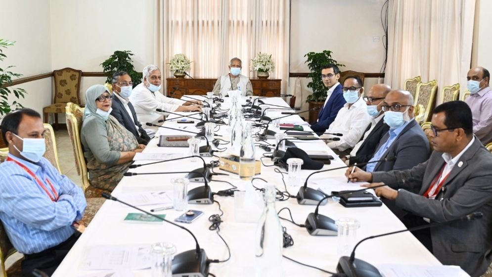 দেশের সকল সরকারি প্রতিষ্ঠানের ভবনের ছাদে সোলার প্যানেল বসিয়ে সৌরবিদ্যুৎ উৎপাদনের উদ্যোগ নিতে সংশ্লিষ্টদের নির্দেশ দিয়েছেন প্রধান উপদেষ্টা।