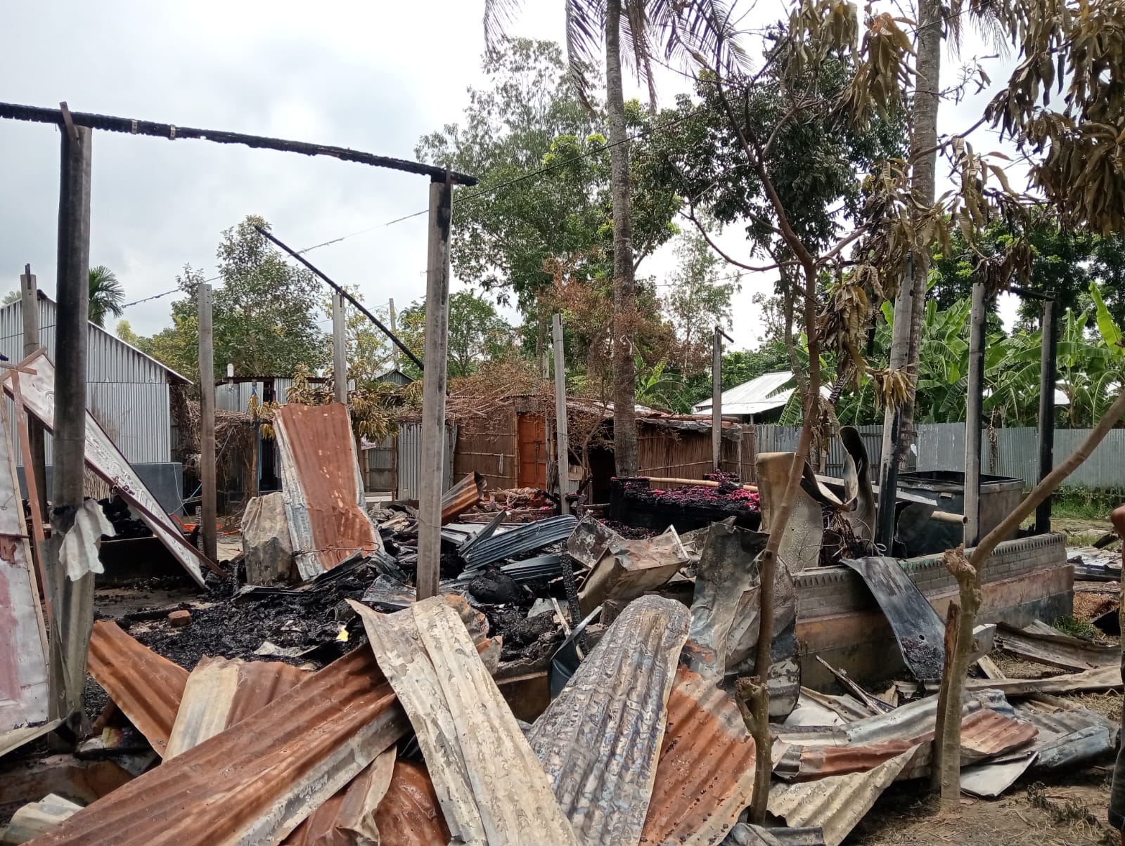 মোবাইল চুরির দায়ে খুনের ঘটনায় পাবনায় দুটি বাড়িতে অগ্নিসংযোগ, ভাঙচুর ও লুটপাট