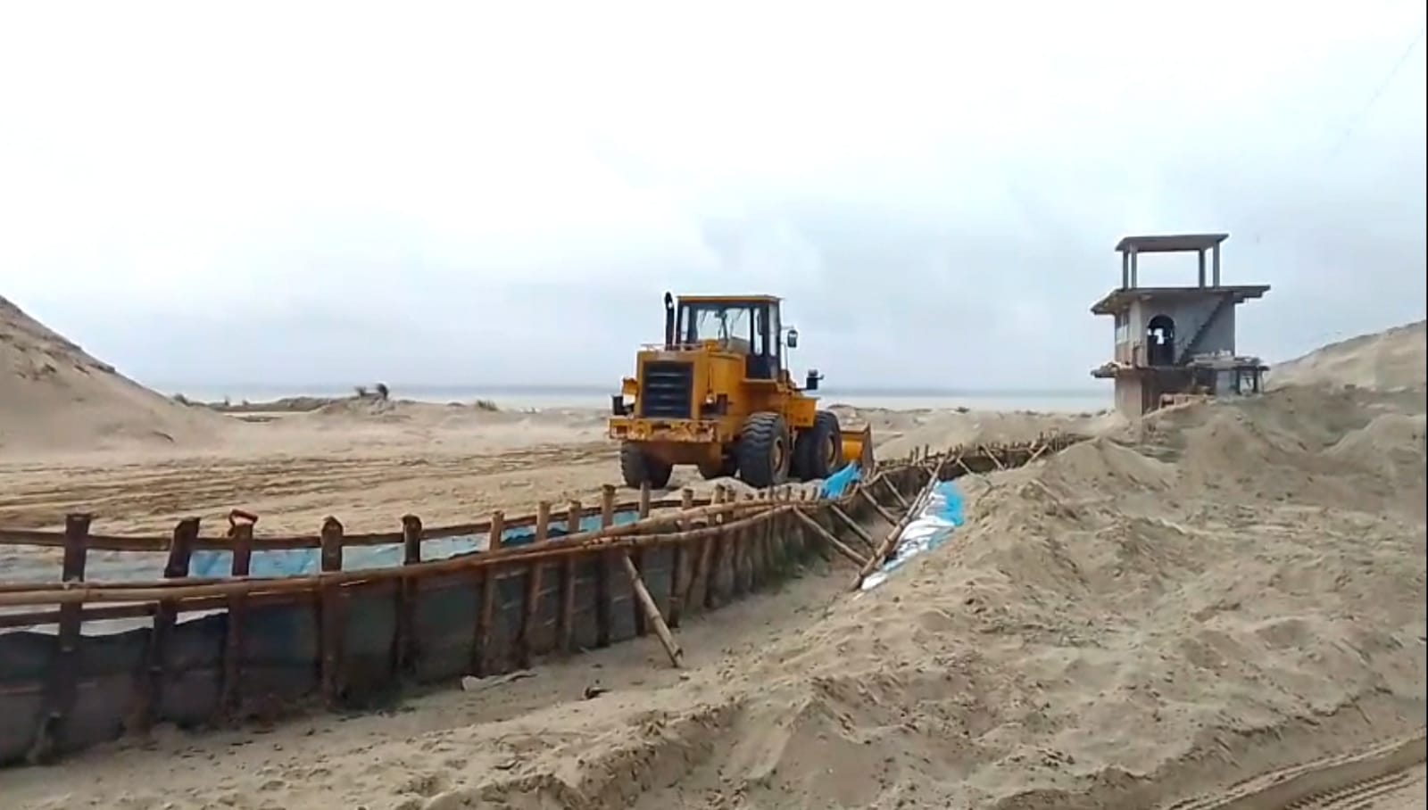 টানা বৃষ্টিতে শহর–গ্রাম পানিতে তলিয়ে গেছে, আয় রোজগার হারিয়ে মানবেতর জীবন দিনমজুর ও রিকশাচালকদের; বাজারে নেই বেচাকেনা, কৃষক–দোকানি সবাই দিশেহারা।