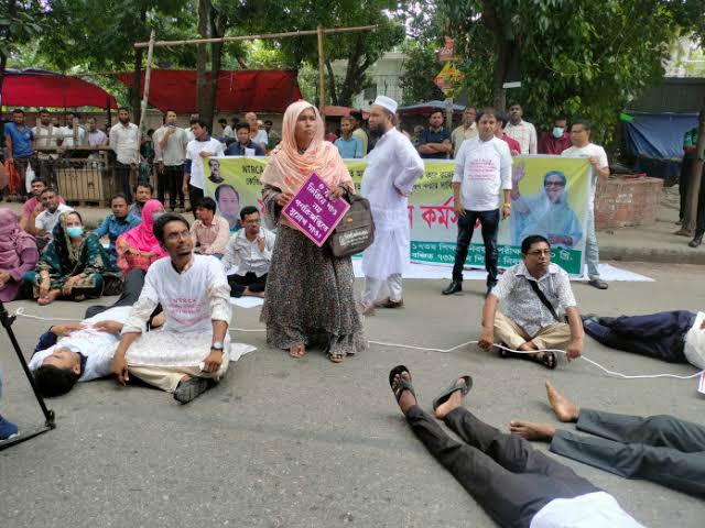 জাতীয় শিক্ষক নিবন্ধন ও প্রত্যয়ন কর্তৃপক্ষ (এনটিআরসিএ) পরিচালিত অষ্টাদশ শিক্ষক নিবন্ধন পরীক্ষায় উত্তীর্ণ হাজারো প্রার্থী এবার নিয়োগ থেকে বঞ্চিত হওয়ার শঙ্কায় রাস্তায় নামছেন। এনটিআরসিএর বয়সসীমা নির্ধারণে বৈষম্যমূলক নীতির প্রতিবাদে তারা আগামী ২২ জুন, রোববার সকাল ৯টায় এনটিআরসিএ কার্যালয়ের সামনে অবস্থান কর্মসূচি ও প্রতিবাদ সমাবেশ ডেকেছেন।