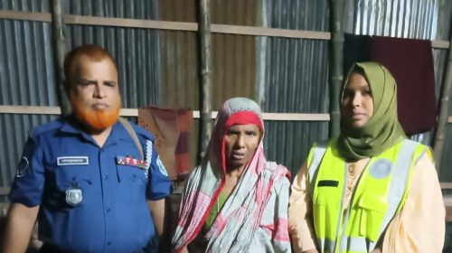 সেনাবাহিনীর সদস্যরা গাইবান্ধা জেলার ভাটপাড়া গ্রামে অভিযানের সময় মাদকসহ নারীকে গ্রেফতার করে, পেছনে স্থানীয় জনতা ও নিরাপত্তা টহল।