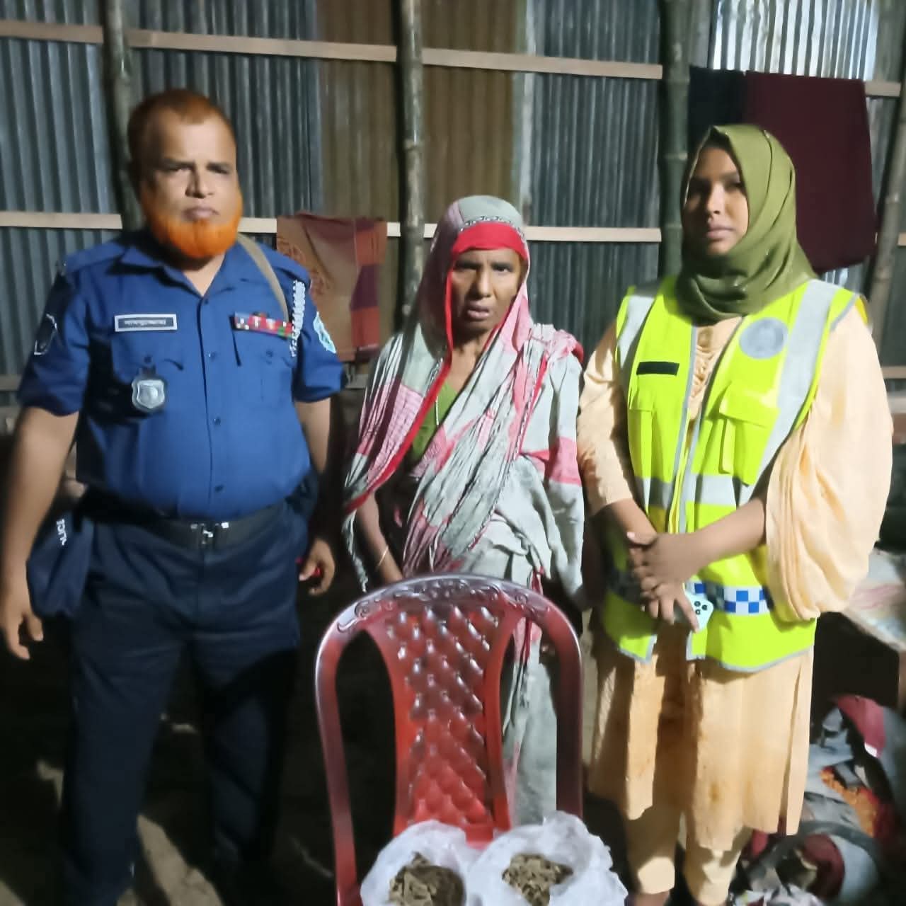 সেনাবাহিনীর সদস্যরা গাইবান্ধা জেলার ভাটপাড়া গ্রামে অভিযানের সময় মাদকসহ নারীকে গ্রেফতার করে, পেছনে স্থানীয় জনতা ও নিরাপত্তা টহল।
