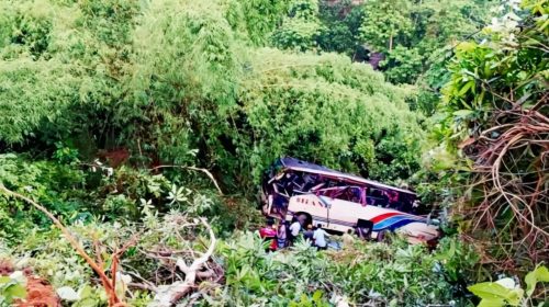 খাগড়াছড়ির রামগড়-জালিয়াপাড়া সড়কে খাদে পড়ে যাত্রীবাহী বাস, দুর্ঘটনাস্থলে উদ্ধার কাজ চালাচ্ছে পুলিশ ও স্থানীয়রা।