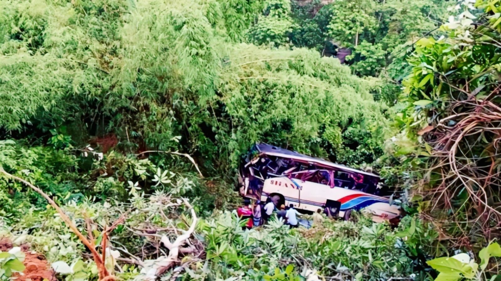 খাগড়াছড়ির রামগড়-জালিয়াপাড়া সড়কে খাদে পড়ে যাত্রীবাহী বাস, দুর্ঘটনাস্থলে উদ্ধার কাজ চালাচ্ছে পুলিশ ও স্থানীয়রা।