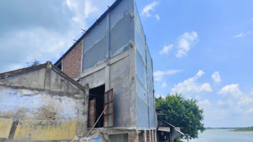 খোকসা পৌরসভার হাওয়া ভবন এলাকায় গড়াই নদীর তীরে নির্মাণাধীন বহুতল ভবনের ছবি, যা সরকারি জমির ওপর গড়ে তোলা হচ্ছে।
