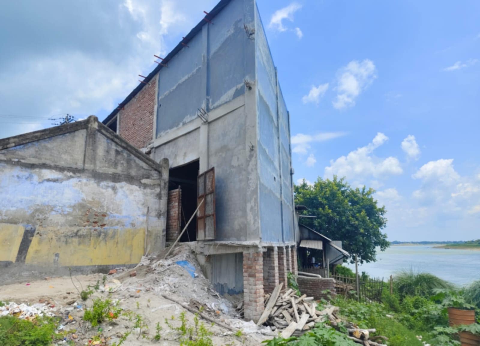 খোকসা পৌরসভার হাওয়া ভবন এলাকায় গড়াই নদীর তীরে নির্মাণাধীন বহুতল ভবনের ছবি, যা সরকারি জমির ওপর গড়ে তোলা হচ্ছে।