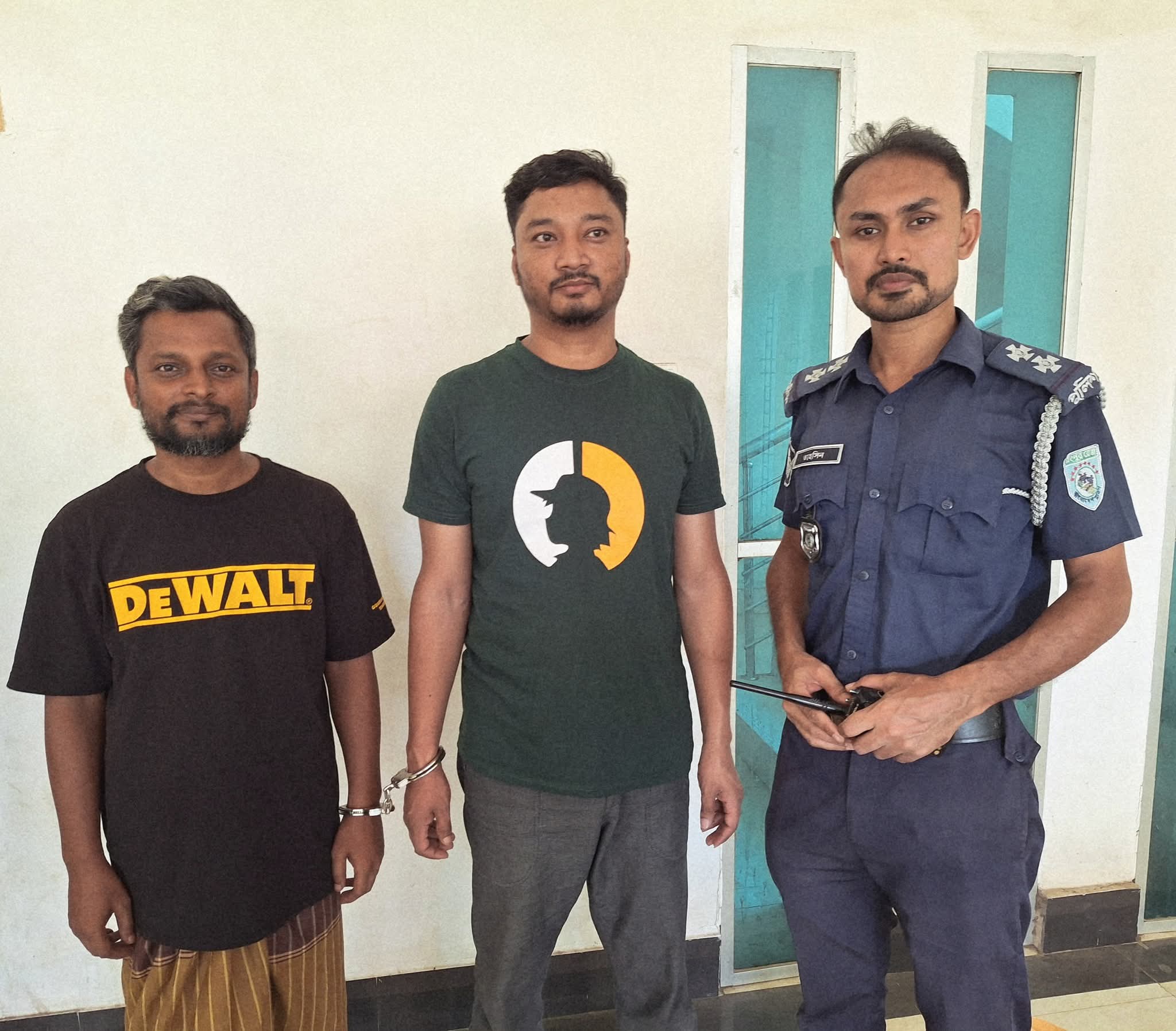গোবিন্দগঞ্জ থানায় গ্রেফতারকৃত ছাত্রলীগ ও তাঁতী লীগ নেতাদের ছবি, যাদের বিরুদ্ধে জামায়াত ও বিএনপির অফিসে হামলার অভিযোগ রয়েছে।