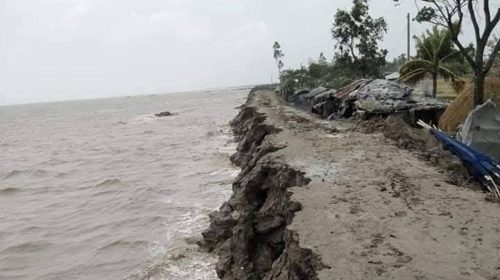 চট্টগ্রামে বাঁশখালী উপজেলার উপকূলীয় এলাকার বেড়িবাঁধগুলো মে থেকে জুন মাসের ভারি বর্ষণ ও সমুদ্রের জোয়ারের পানিতে উপজেলার বিভিন্ন বেড়িবাঁধে ভাঙনের সৃষ্টি হয়। এতে লোকালয়ে লোনাপানি ঢুকে ফসলের ক্ষতি হয়েছে।