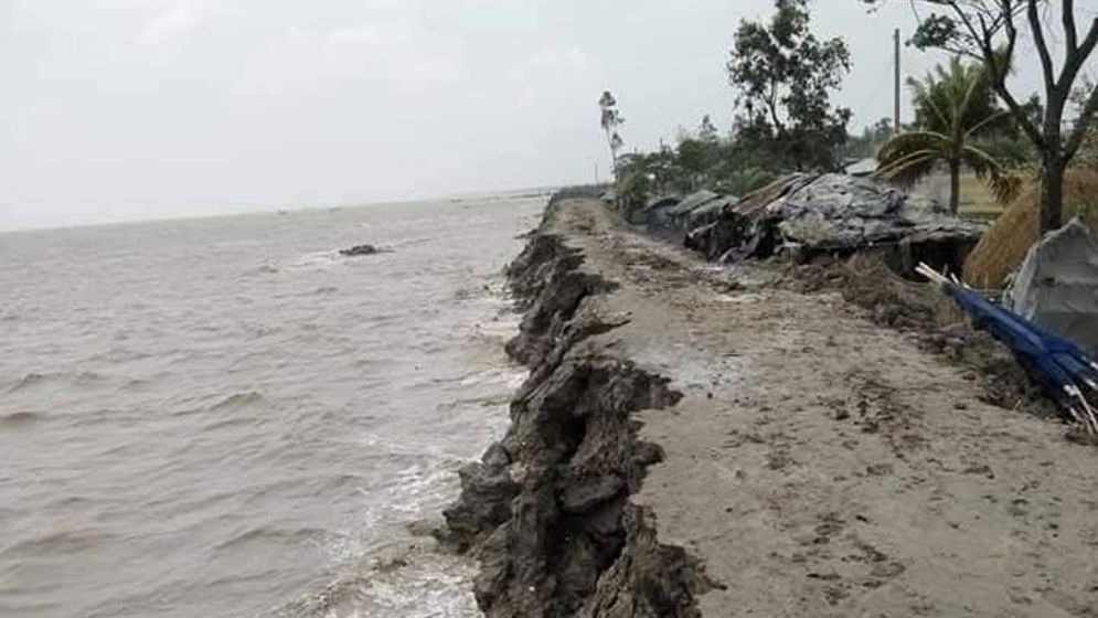 চট্টগ্রামে বাঁশখালী উপজেলার উপকূলীয় এলাকার বেড়িবাঁধগুলো মে থেকে জুন মাসের ভারি বর্ষণ ও সমুদ্রের জোয়ারের পানিতে উপজেলার বিভিন্ন বেড়িবাঁধে ভাঙনের সৃষ্টি হয়। এতে লোকালয়ে লোনাপানি ঢুকে ফসলের ক্ষতি হয়েছে।