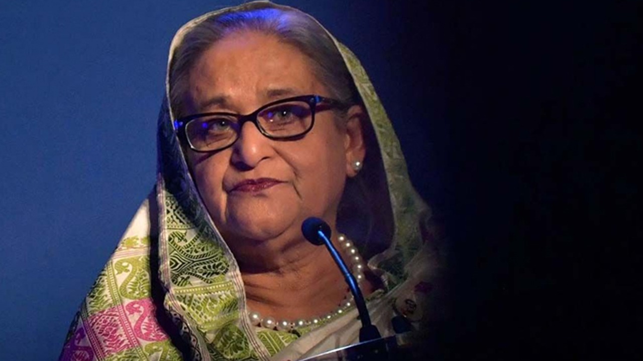 জুলাই-আগস্টে গণহত্যার ঘটনায় মানবতা বিরোধী অপরাধের মামলায় পলাতক সাবেক প্রধানমন্ত্রী শেখ হাসিনা ও সাবেক স্বরাষ্ট্র মন্ত্রী আসাদুজ্জামান খান কামালকে হাজির হতে দুটি পত্রিকায় বিজ্ঞপ্তি প্রকাশের নির্দেশ দিয়েছেন ট্রাইব্যুনাল। আগামী ২৪ জুন এই মামলার পরবর্তী শুনানির দিন ধার্য করা হয়েছে।