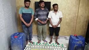 জয়পুরহাটে ছাত্রদের কাছে মাদক বিক্রি, সেনা অভিযানে আটক৩ জয়পুরহাটের আক্কেলপুরে গোপন তথ্যের ভিত্তিতে সেনাবাহিনীর বিশেষ অভিযানে মাদক উৎপাদনকারী একটি অবৈধ চোলাই মদের কারখানা থেকে বিপুল পরিমাণ দেশীয় মদসহ তিনজনকে আটক করা হয়েছে। আটককৃতরা দীর্ঘদিন ধরেই স্থানীয়ভাবে লাইসেন্স ছাড়া মদ উৎপাদন করে তা স্কুল ও কলেজপড়ুয়া ছাত্রদের নিকটেও সরবরাহ করতেন বলে জানা গেছে।