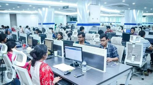 ঈদুল আজহার টানা ১০ দিনের ছুটি শেষে ঢাকায় কর্মস্থলে ফেরা মানুষদের ভিড়; বাস টার্মিনাল, ট্রেন স্টেশন ও সড়কে যানবাহনের চাপ; ১৫ জুন থেকে সরকারি অফিস ও আদালতের কার্যক্রম পুনরায় শুরু।