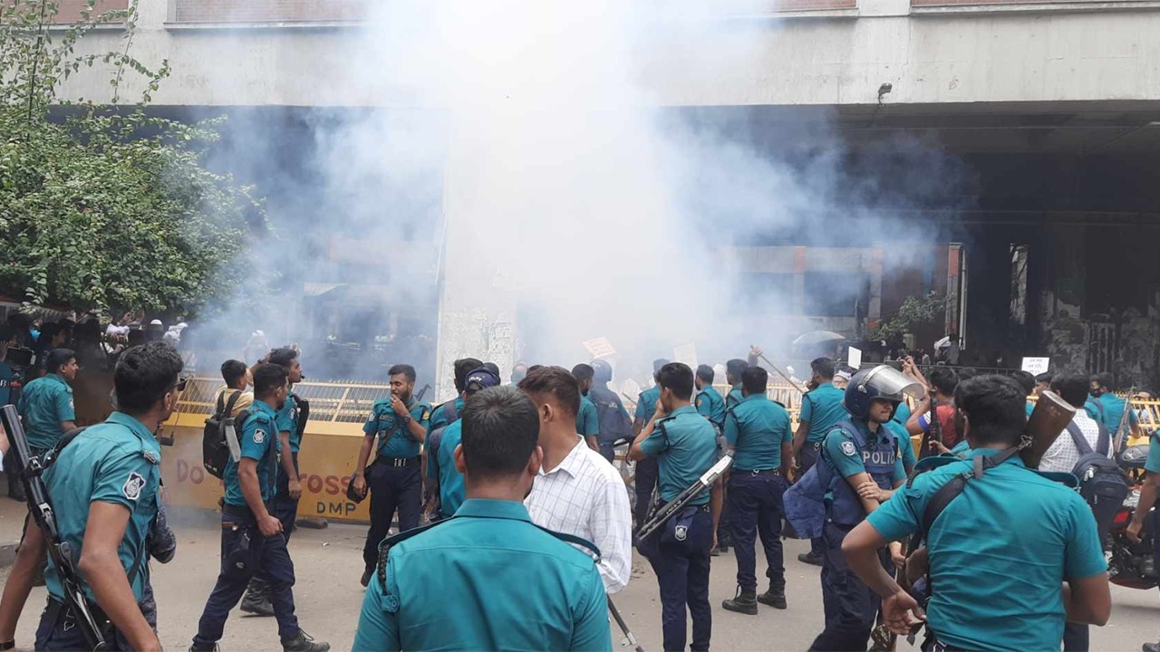 প্রেস ক্লাব এলাকায় হঠাৎ বিক্ষোভের উত্তেজনা