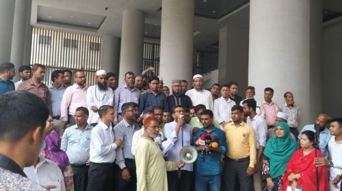 সচিবালয়ের কর্মচারী বিক্ষোভ মঙ্গলবারও চলবে সচিবালয়ের কর্মচারী বিক্ষোভ টানা দ্বিতীয় দিনের মতো সচিবালয় চত্বরে অনুষ্ঠিত হতে যাচ্ছে। সরকারি চাকরি (সংশোধন) অধ্যাদেশ ২০২৫ বাতিলের দাবিতে বাংলাদেশ সচিবালয় কর্মকর্তা-কর্মচারী ঐক্য ফোরাম মঙ্গলবার (১৭ জুন) আবারও বিক্ষোভের ডাক দিয়েছে। আন্দোলনের মূল দাবি—অধ্যাদেশ বাতিল করতে হবে সোমবার (১৬ জুন) সচিবালয়ের মন্ত্রিপরিষদ বিভাগের নতুন ভবনের নিচে আয়োজিত বিক্ষোভ সমাবেশে কো-চেয়ারম্যান মো. নুরুল ইসলাম বলেন: “সরকার আমাদের সঙ্গে সাপলুডু খেলা খেলছে। বারবার প্রতিশ্রুতি দিয়ে প্রতারণা করছে। এই বিশেষ প্রণোদনা আসলে ‘বিশেষ প্রতারণা’। আমরা চাই স্পষ্ট সিদ্ধান্ত—অধ্যাদেশ বাতিল।” আলোচনা না হলে নতুন দাবির হুঁশিয়ারি তিনি আরও বলেন, যদি আলোচনার প্রস্তাব না আসে, তাহলে আন্দোলন শুধু সচিবালয়েই সীমাবদ্ধ থাকবে না। বিভাগীয় পর্যায়েও কর্মসূচি হবে এবং নতুন নতুন দাবি যুক্ত হবে। ঐক্য ফোরামের পক্ষ থেকে জানানো হয়: “প্রজ্ঞাপন জারির আগে আলোচনার কথা বলা ছিল, কিন্তু কেউ কথা বলেনি। এটি লুকোচুরির রাজনীতি।” মন্ত্রণালয় ভিত্তিক মিছিল ও স্মারকলিপি জমা আন্দোলনের অংশ হিসেবে গৃহায়ন ও গণপূর্ত মন্ত্রণালয়ের উপদেষ্টার কাছে স্মারকলিপি জমা দেওয়া হয়েছে। আগামীকাল প্রত্যেকটি মন্ত্রণালয় থেকে আলাদা আলাদা মিছিল বের করে বাদামতলায় জমায়েত হওয়ার আহ্বান জানানো হয়েছে। যদি কোনো মন্ত্রণালয় অংশ না নেয়, তবে তাদেরকে ফ্যাসিস্ট সরকারের দোসর হিসেবে ধরে নেওয়া হবে—বলেছেন মো. নুরুল ইসলাম। পরবর্তী কর্মসূচি কী? 📍 স্থান: সচিবালয়, বাদামতলা 🕚 সময়: মঙ্গলবার, বেলা ১১টা 🔊 আহ্বান: প্রতিটি মন্ত্রণালয় থেকে কর্মচারীদের অংশগ্রহণ পরবর্তী পদক্ষেপ: বিভাগীয় পর্যায়ে সম্মেলন, নতুন দাবি সংযুক্তি