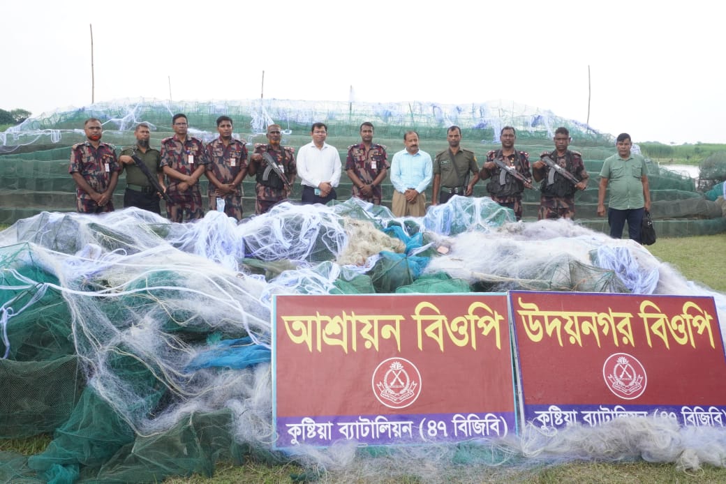 "দৌলতপুরের চল্লিশপাড়া এলাকায় আগুনে পুড়িয়ে ধ্বংস করা হচ্ছে জব্দকৃত অবৈধ চায়না ও কারেন্ট জাল; পাশে বিজিবি ও প্রশাসনের সদস্যরা উপস্থিত।"