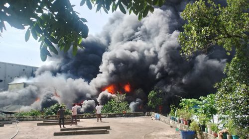 চট্টগ্রামের কর্ণফুলী ইপিজেডে ভয়াবহ আগুন নিয়ন্ত্রণে ৮টি ফায়ার ইউনিট