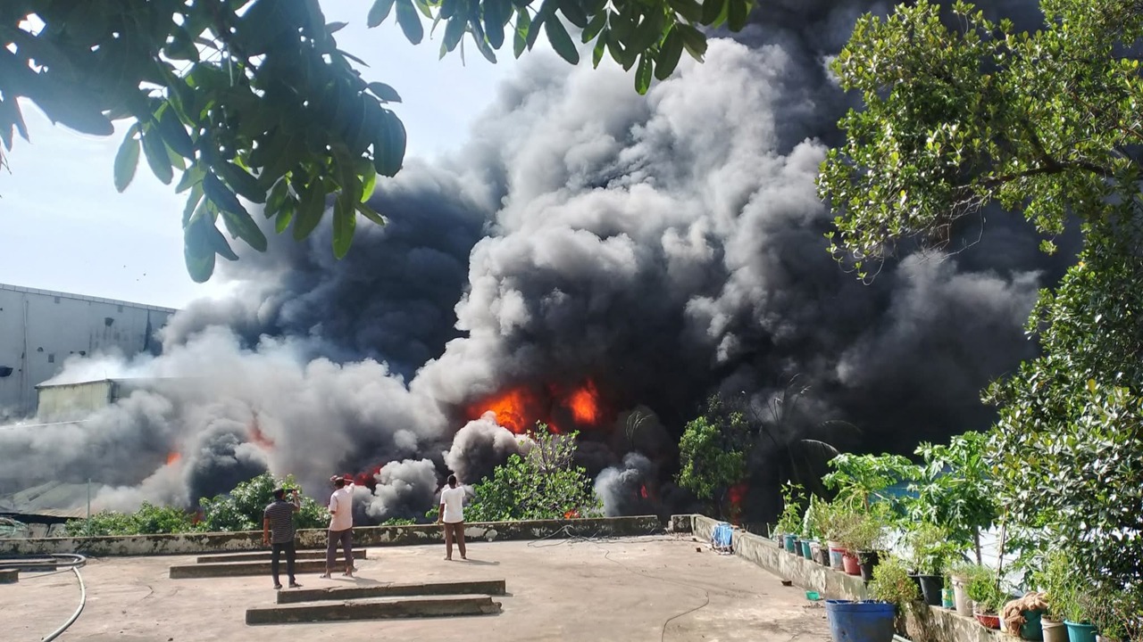 চট্টগ্রামের কর্ণফুলী ইপিজেডে ভয়াবহ আগুন নিয়ন্ত্রণে ৮টি ফায়ার ইউনিট