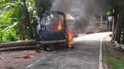 গোপালগঞ্জে পুলিশের গাড়িতে আগুন