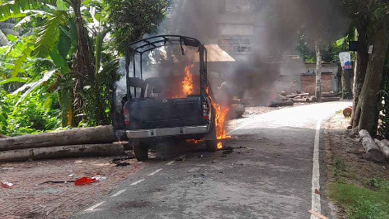 গোপালগঞ্জে পুলিশের গাড়িতে আগুন