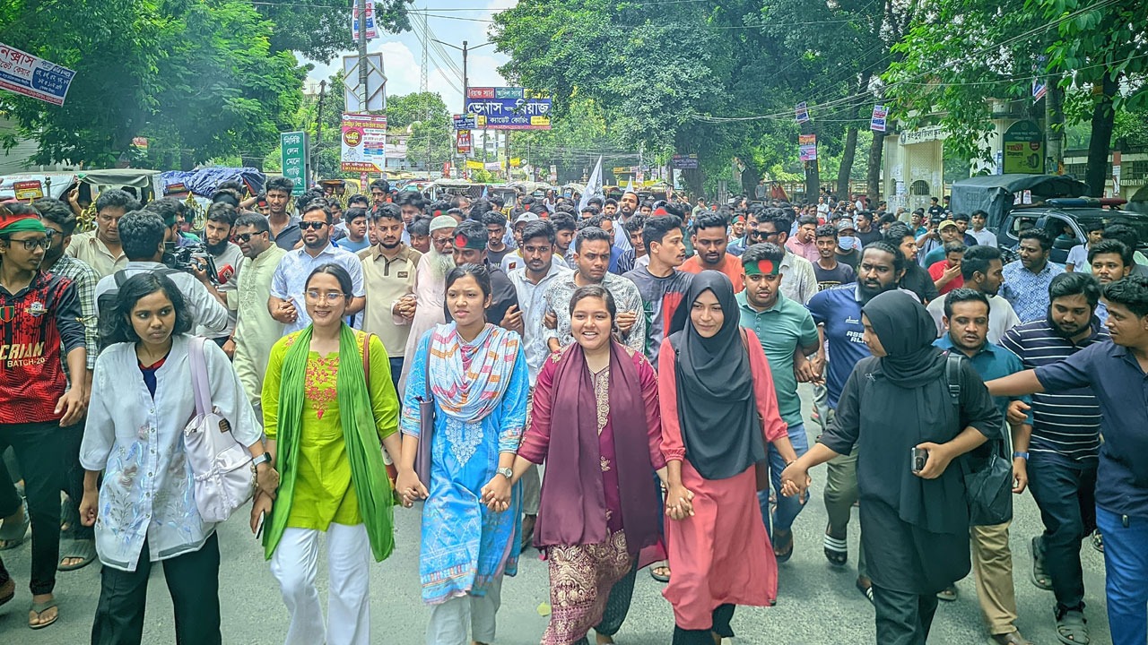 বিক্ষোভে উত্তাল রংপুর, খুনিদের সর্বোচ্চ শাস্তি দাবি