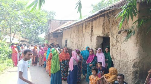 "রাজশাহীর পবা উপজেলায় একই পরিবারের চারজনের মরদেহ উদ্ধারের পর পুলিশের উপস্থিতি"