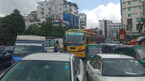 কুড়িলে বেতন ভাতার দাবিতে পোশাক শ্রমিকদের সড়ক অবরোধ