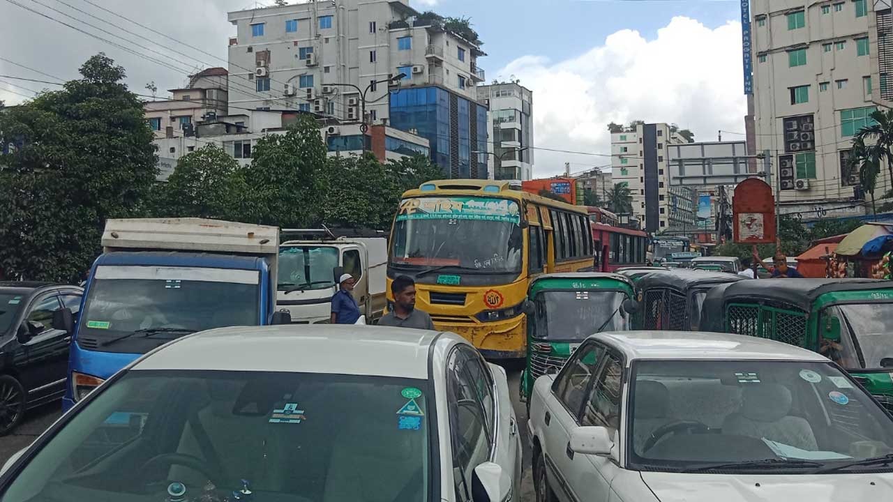 কুড়িলে বেতন ভাতার দাবিতে পোশাক শ্রমিকদের সড়ক অবরোধ