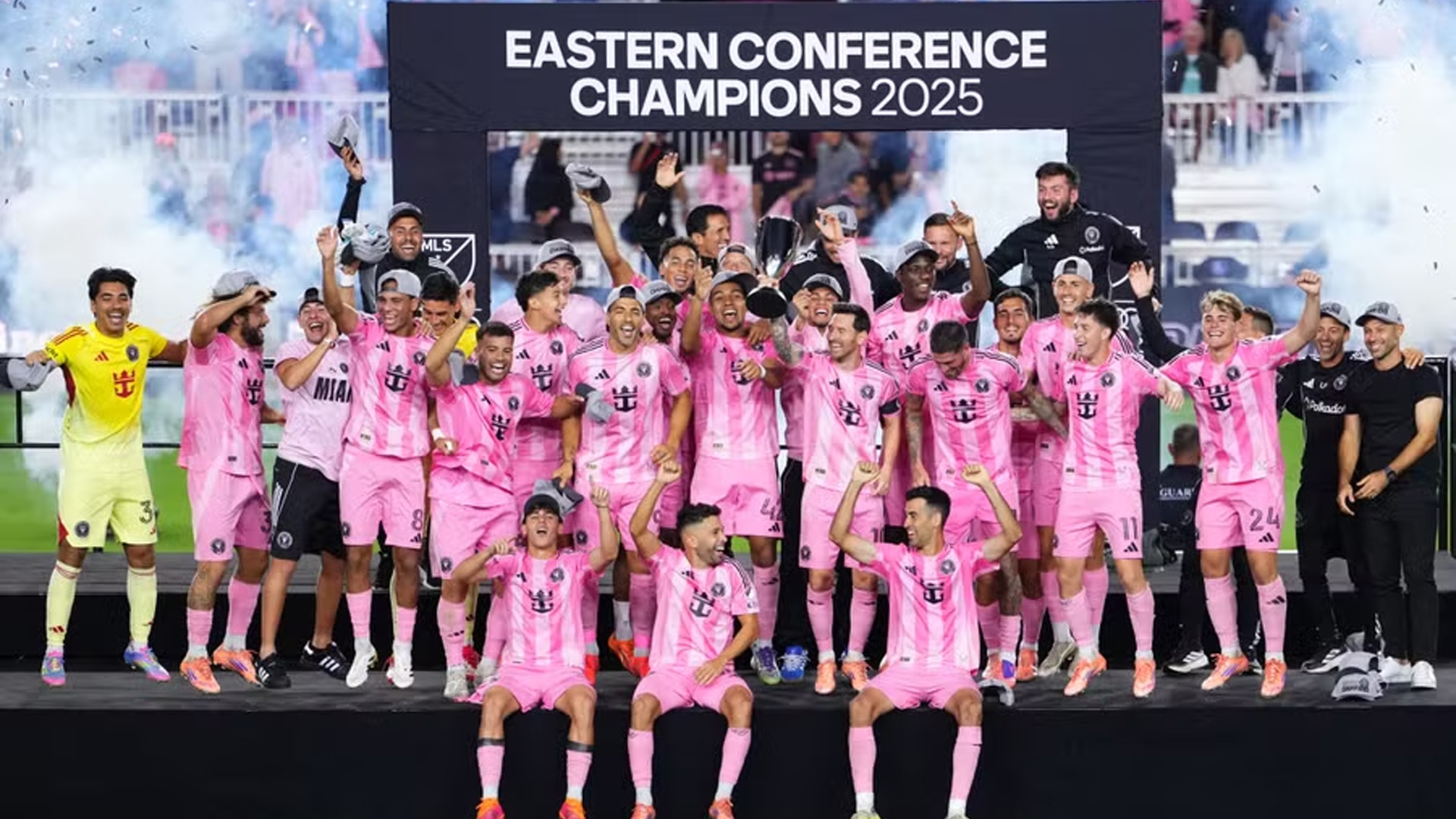 শিরোপা হাতে উল্লাস করছে মায়ামির ফুটবলাররা। ছবি: সংগৃহীত